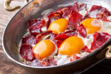 Geleneksel Türk yemeği; pastırmalı sahanda yumurta. Türkçe adı: Pastirmali yumurta