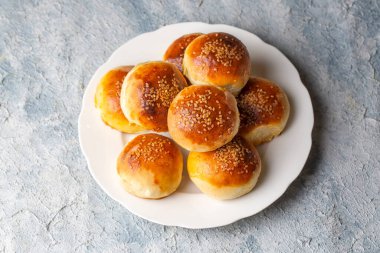 Geleneksel lezzetli el yapımı Türk hamur işi peynirli hamur işi (Türkçe adı: pogaca))