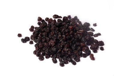 Beyaz arka planda kurutulmuş üzümler