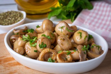 Lezzetli mantarlar sote (Türkçe: Mantar sote))