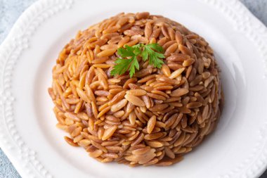 Geleneksel lezzetli Türk yemeği, arpa erişte pilavı (Türkçe adı; Arpa sehriye pilavi)