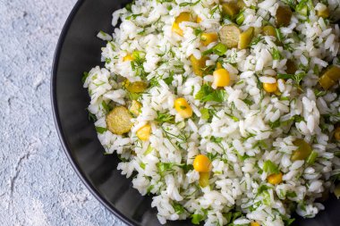 Mısır, salatalık turşusu, dereotu ve maydanozlu pirinç.