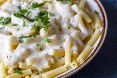 Peynirli ve maydanozlu makarna