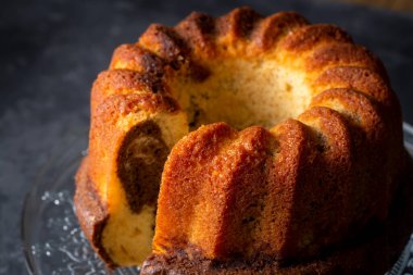 Koyu arkaplanda ev yapımı tarçınlı çörekler