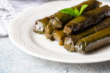 Lezzetli dolma, dolma üzüm yapraklı pilav. Lübnan Dolma Sarması tabakta. Lübnan Türkçe Yunanca Ortadoğu mutfağı