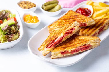 Salamlı ve peynirli lezzetli sandviçler.