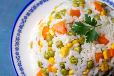 Beyaz tabakta sebzeli pilav