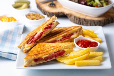 Salamlı ve peynirli lezzetli sandviçler.