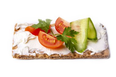 Beyaz arka planda domatesli sandviç, salatalık ve peynir. 