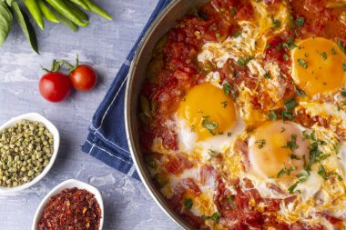 Ünlü Türk erkekler sofrasında yumurta, karabiber ve domateslerden yapılıyor..