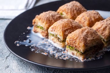Geleneksel Türkçe yeni tatlı şam fıstıklı soğuk sütlü baklava (Türkçe adı; soguk baklava)