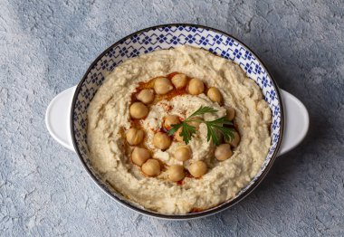 Humus, tabakta nohut, geleneksel lezzetli Türk yemeği (Türkçe adı; Humus))