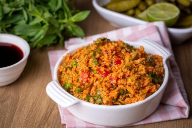Geleneksel lezzetli Türk yemekleri: bulgur salatası (kisir)