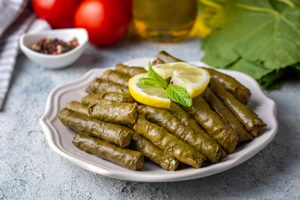 Geleneksel lezzetli Türk yemekleri; Dolma yaprak (Yaprak sarmasi)