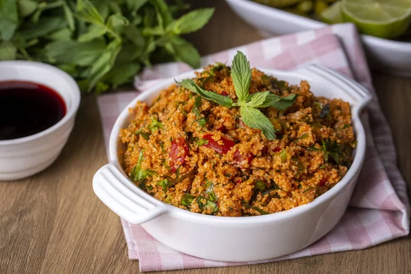 Geleneksel lezzetli Türk yemekleri: bulgur salatası (kisir)