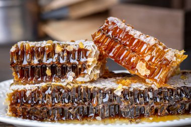 Organik bal peteği (Türk Karakovan Balı). Karakovan doğal bal peteği..