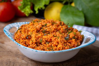 Geleneksel lezzetli Türk yemekleri aperatifi: bulgur salatası (kisir)