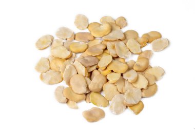 Beyaz arka planda kurumuş fasulye.