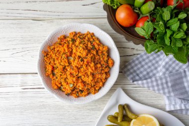 Geleneksel lezzetli Türk yemekleri aperatifi: bulgur salatası (kisir)