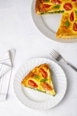 Vejetaryen ev yapımı turta, domatesli kiş, ıspanak ve peynir, ıspanaklı kiş (Türkçe adı: ispanakli kis))