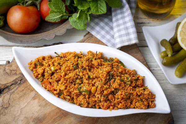 Geleneksel lezzetli Türk yemekleri aperatifi: bulgur salatası (kisir)