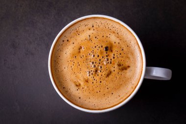 Siyah masada bir fincan kahve.