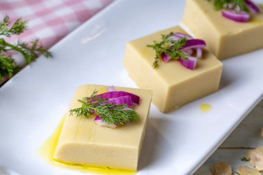 Geleneksel Türk yemekleri zeytinyağı, aperatifler; geniş fasulye püresi veya geniş fasulye ezmesi. (Türkçe isim; Fava) Türk yemeği Fava