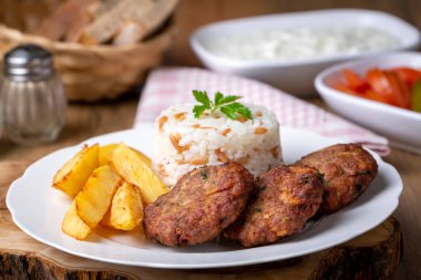 Geleneksel Türk yemekleri; kuru köfteler veya patates ve pirinç pilavlı inegol köfteleri (Türkçe adı Kuru kofte))