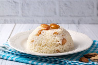 Geleneksel lezzetli Türk yemekleri; badem pirinç pilavı (Türkçe: Bademli pirinc pilavi)