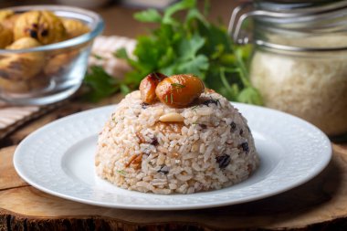 Geleneksel lezzetli Türk yemekleri; kestane pilavı (Türkçe adı; kestaneli pilav))