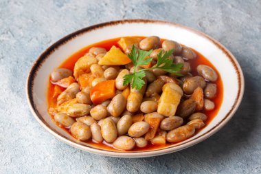 Kızılcık fasulyesi güveci Türk Barbunya Pilaki, Patates ve havuç pinto fasulyesi (Türkçe adı; patatesli ve havuçlu barbunya)