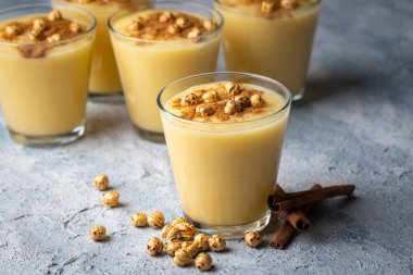 Boza veya Bosa, geleneksel Türk içeceği kızarmış nohut Boza veya Bosa, geleneksel Türk içeceği kızarmış nohut ile