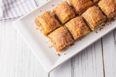 Geleneksel Türkçe yeni tatlı şam fıstıklı soğuk sütlü baklava (Türkçe adı; soguk baklava)