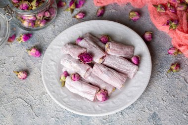 Türk gülü ve küçük gül tomurcukları (Türk adı; gul sarma - gul sarmasi)