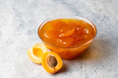 Ahşap arka planda kayısı ve kayısı reçeli