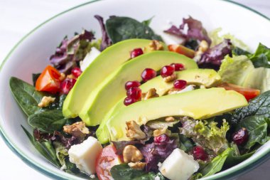 Tavuklu taze salata, domates, ıspanak ve avokado salatası.