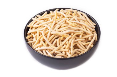 Kara tabakta el yapımı Türk Eriştesi (Türkçe: Eriste). Geleneksel Türk Mutfağından Erişte.