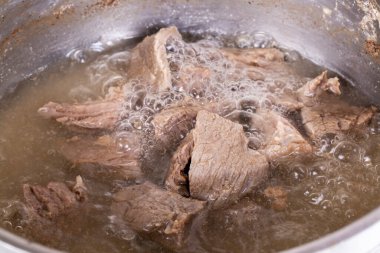 Gulaş için kaynamış et (Türkçe adı: et haslama, kaynayan et))