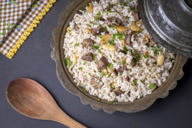 Geleneksel Türk yemekleri; Badem Doldurulmuş Pilaf (Türkçe adı; ic pilavi)