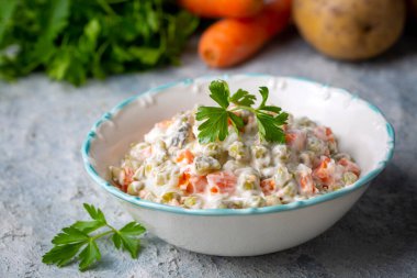 Rus salatası mayonez ve yumurtalı Olivier (Türkçe: Rus salatasi))