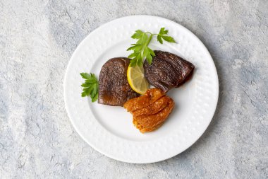 Dolma olarak bilinen pirinç, domates ve zeytinyağıyla doldurulmuş kurutulmuş patlıcan dolması. (Türkçe adı; kuru biber dolmasi, kuru patlican dolmasi)