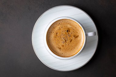 Siyah arka planda bir fincan kahve.