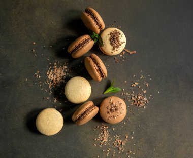 Siyah arka planda kakao tozlu kakao makaronları.