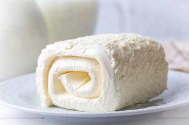 Türk kremalı süt ürünü. Türk kahvaltısı için bir bardak sütlü pıhtılaşmış krema. (Türkçe adı; kayak)