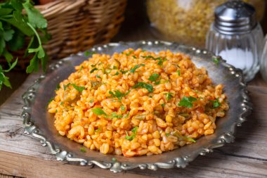 Tabakta domates sosu bulunan geleneksel Türk bulgur pilavı (Türkçe adı; meyhane pilavi))