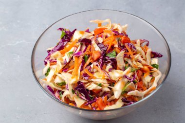 Mor lahanalı taze sebze salatası, beyaz lahana, marul, beyaz tabakta havuç.