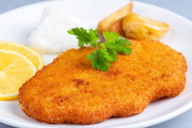 Soslu ve limonlu tavuk şnitzel.