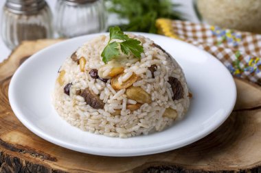 Geleneksel lezzetli Türk yemekleri; çam fıstığı ve frenk üzümlü pirinç pilavı (Türkçe adı; ic pilav veya pilav)