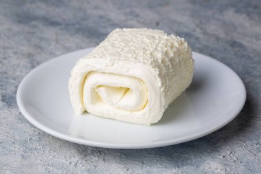 Türk kremalı süt ürünü. Türk kahvaltısı için bir bardak sütlü pıhtılaşmış krema. (Türkçe adı; kayak)