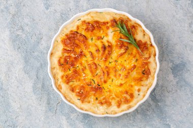 Patates graten (kremalı ve peynirli fırında patates) biberiye ve çatallı (Türk adı Kremali patatesi;)